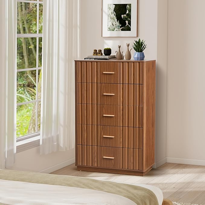 Fluted 5 Drawers Dresser for Bedroom, Wooden Tall Storage Dresser, Modern Chest of Drawers with Metal Handle, Curved Profile Wood Closet Clothes Storage Organizer for Living Room, Hallway, Walnut