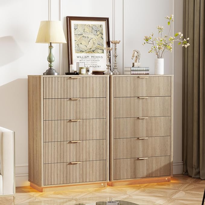 Fluted Dresser for Bedroom with 5 Drawers, 31.5" Wide Modern Chest of Drawers with Lighting, Wooden Dresser TV Stand with Curved Edges, Closet Organizer for Living Room, Hallway,Natural